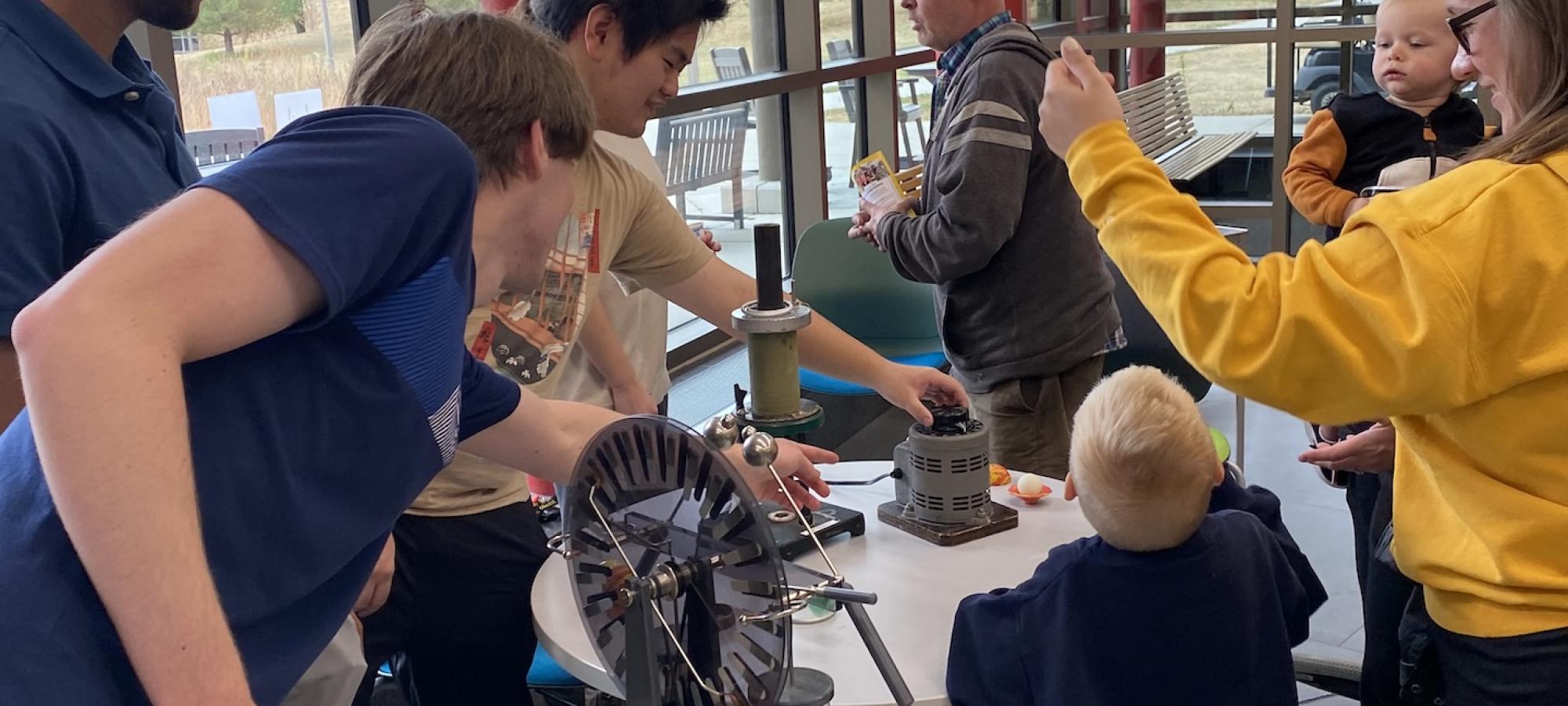 College students help kids understand physics through electricity. 