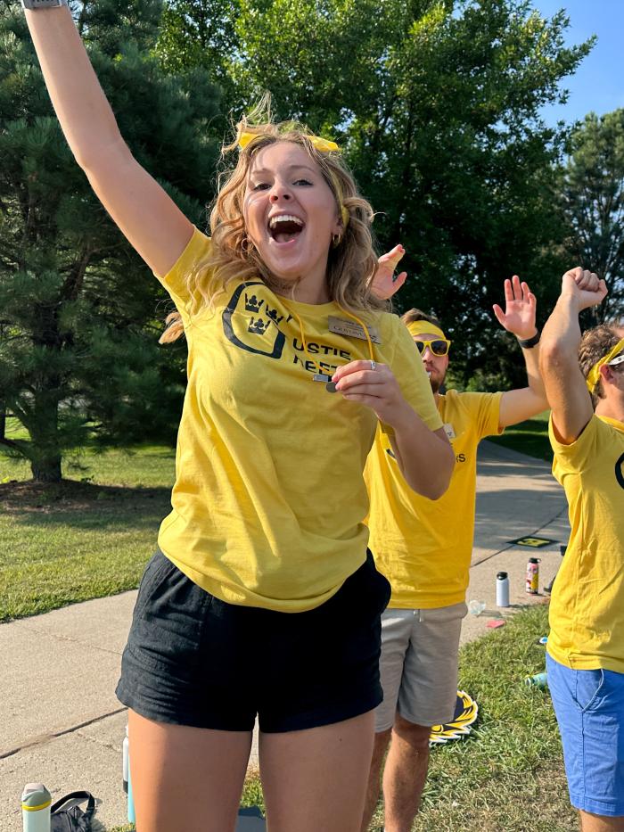 Gustie Greeters Cheering